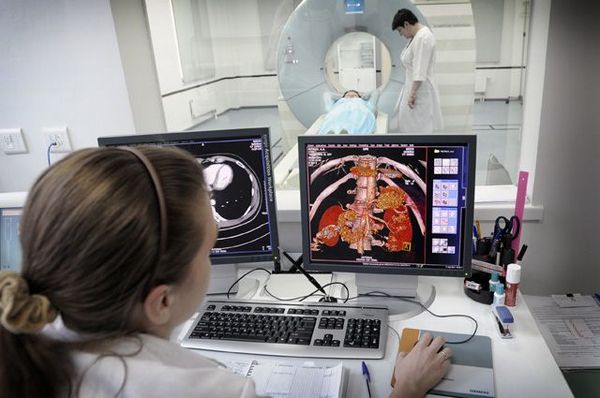 Помочь в определении диагноза могут результаты МРТ и рентген грудного отдела