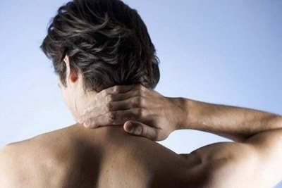 Симптомы патологии чаще всего проявляются при падениях, резких движениях головы и поворотах.