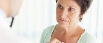 A doctor listens to an elderly patient&#39;s chest